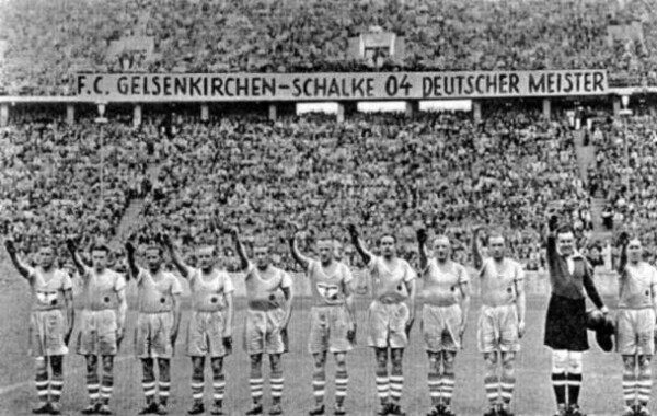Los equipos estaban obligados a realizar el saludo fascista y a gritar "¡Sieg Heil!" antes de cada partido/ Futboleterno