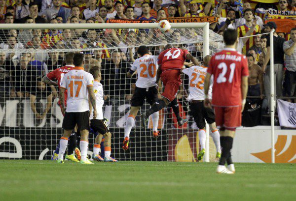 Stéphane M'Bia cabecea a gol y da al pase a la final al Sevilla/ José Antonio Sanz