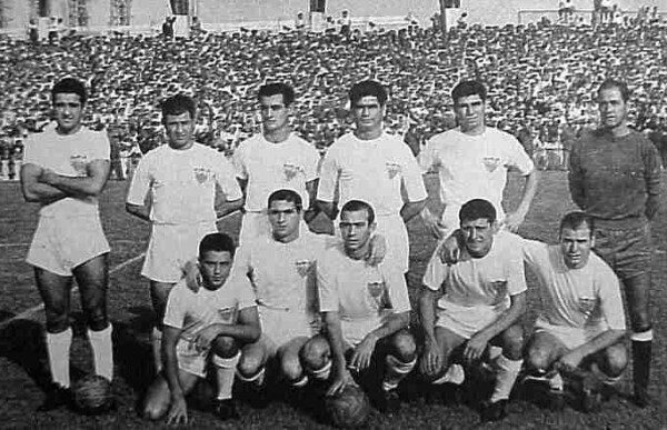Once inicial del Sevilla F.C. en su debut europeo ante el Benfica en 1957