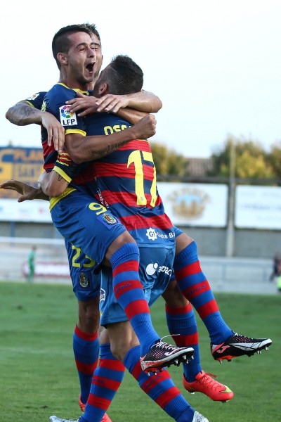 Varios jugadores del Llagostera celebran su primer triunfo en Segunda ante el Leganés / Eddy Kelele