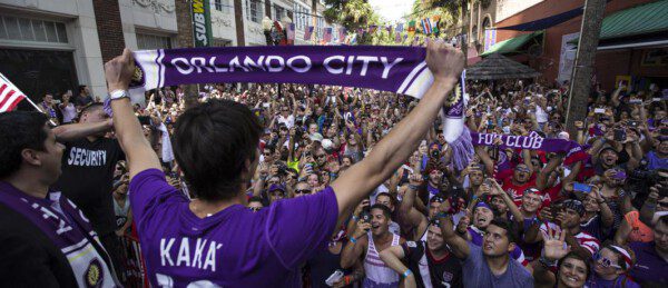 Ricardo Kaká dándonse un baño de multitudes tras su presentación con el Orlando City/ MLS