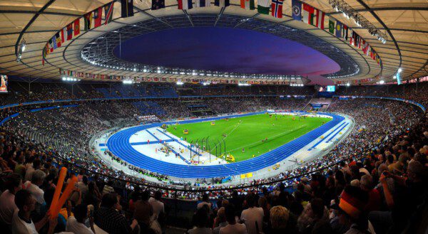El ser sede de la final supondrá a Berlín, en la imagen el Olímpico berlinés, cuantiosos ingresos/ Wikimedia