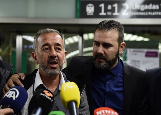 El refugiado Osama Abdul Mohsen a su llegada a Madrid/ AFP