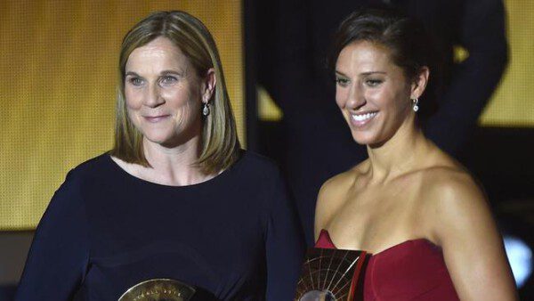 Jill Ellis y Carli Lloyd, triunfadoras en la gala del Balón de Oro/ AFP