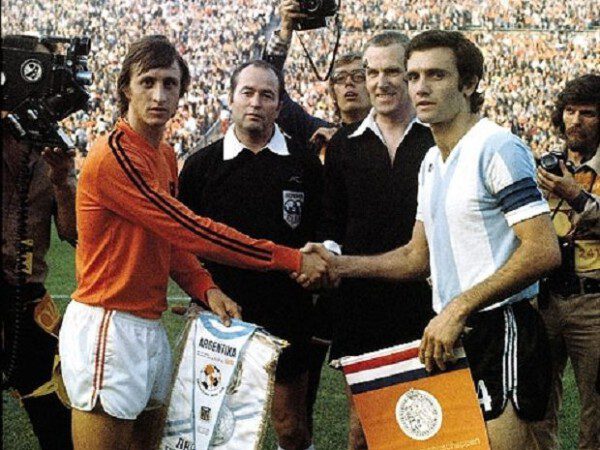 Johan Cruyff, en la imagen con Perfumo, fue el abanderado del Fútbol Total/ AP