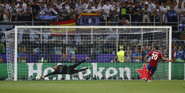 El fallo de Juanfran significó la undécima Copa de Europa madridista/ Reuters